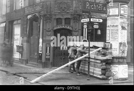 Révolution allemande 1918/1919: Des barricades sont photographiées à Friedrichstrasse/Kochstrasse dans le quartier des journaux à Berlin, en Allemagne, pendant les combats de rue au début de 1919. Fotoarchiv für Zeitgeschichte Banque D'Images