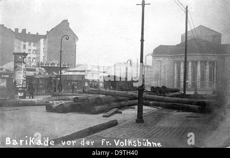 Révolution allemande 1918/1919: Des barricades sont photographiées en face de la Volksbühne à Bülowplatz (aujourd'hui: Rosa-Luxemburg-Platz) à Berlin, en Allemagne, pendant les combats de rue début janvier 1919. Fotoarchiv für Zeitgeschichte Banque D'Images