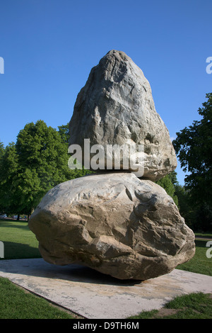 Au-dessus d'une autre Rock Rock Sculpture dans les jardins de Kensington, London, UK Banque D'Images