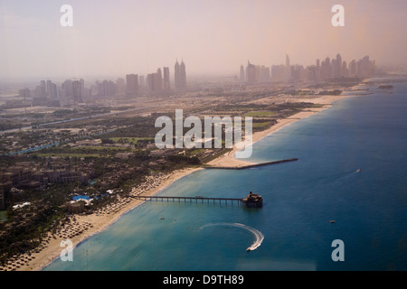 Le vaste complexe Madinat Jumeirah (en bas à gauche) et au-delà de l'horizon de Dubaï, Dubaï, Emirats arabes unis. Banque D'Images