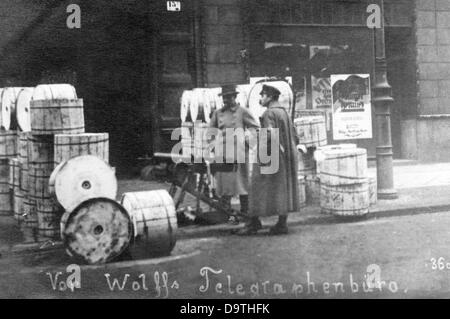 Révolution allemande 1918/1919: Des barricades sont photographiées devant Wolffs Telegraphen Bureau (WTB) à Charlottenstrasse/Zimmerstrasse dans le quartier des journaux à Berlin, en Allemagne, lors des combats de rue au début de janvier 1919. Fotoarchiv für Zeitgeschichte Banque D'Images