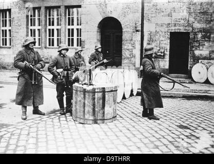 Révolution allemande 1918/1919: Les soldats du gouvernement sont photographiés avec une mitrailleuse derrière des barricades faites de balles de papier à Rungestrasse près de la Marinehaus à Berlin pendant les combats de rue de début 1919. Fotoarchiv für Zeitgeschichte Banque D'Images