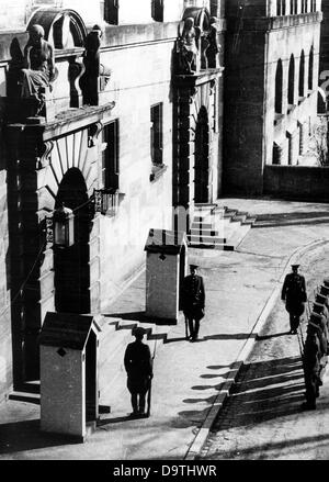 Guards sont devant le palais de justice de Nuremberg en 1946 pendant le procès de Nuremberg, où les principaux accusés comme criminels de guerre du régime nazi a dû faire face à des poursuites. Photo : Yevgeny Khaldei Banque D'Images