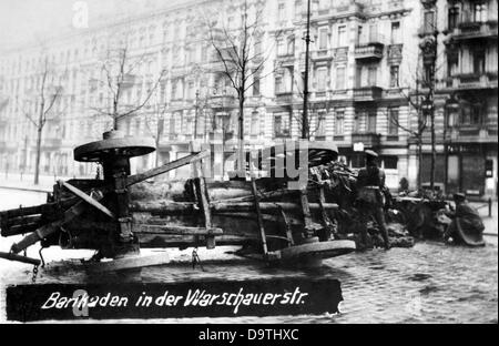 Révolution allemande 1918/1919: Des barricades sont photographiées dans la rue Warschauer Strasse pendant les combats de rue à Berlin fin 1918 / début 1919. Fotoarchiv für Zeitgeschichte Banque D'Images