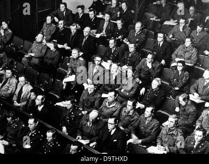 Le public est assis dans la salle d'audience pour suivre le procès de Nuremberg contre les principaux accusés comme criminels de guerre du régime nazi. Photo : Yevgeny Khaldei Banque D'Images