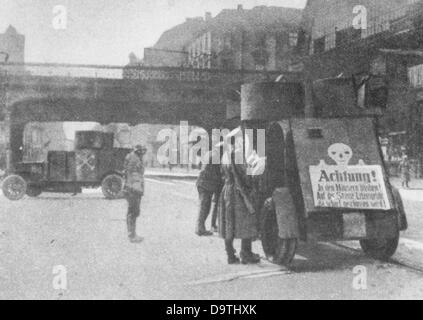 Révolution allemande 1918/1919: La reproduction du Schweizer Ilustrirte Zeitung (journal illustré suisse) publié le 29 mars 1919 dépeint des troupes gouvernementales patrouilleur l'Alexanderplatz à Berlin, en Allemagne, sur une voiture blindée pendant les combats de rue de mars 1919. Un panneau à côté de la voiture blindée avertit la population de Berlin: 'Attention! Restez à l'intérieur des maisons ! Sur la rue danger de mort à cause de la fusillade!' Fotoarchiv für Zeitgeschichte Banque D'Images