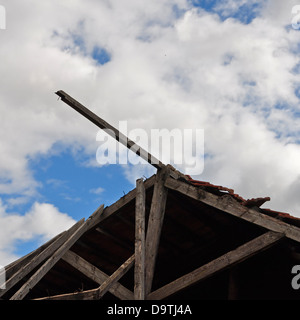 Toit en bois s'est effondrée d'une maison abandonnée et ciel nuageux. Banque D'Images