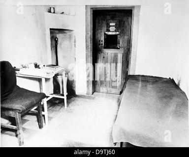 Vue d'une cellule du défendeur dans la prison au palais de justice de Nuremberg, en Allemagne, au cours du procès de Nuremberg dans le cadre du Tribunal militaire international contre les grands criminels de guerre de la Seconde Guerre mondiale à Nuremberg, Allemagne, en 1946. Photo : Yevgeny Khaldei Banque D'Images