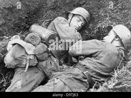La propagande nazie! Au dos de l'image se lit : « cette sieste dans le crâne du combat est bien méritée ! » Image du 14 octobre 1941. Lieu inconnu. Fotoarchiv für Zeitgeschichte Banque D'Images