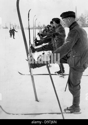 Texte de propagande du rapport national-socialiste au dos de la photo: "Sur le front oriental. Cours de ski pour l'infanterie. Les soldats testés au combat se sont à nouveau transformés en recrues. Cela ne prendra pas longtemps avant qu'ils aient tous maîtrisé les skis pour les tâches à venir ». Motif tiré du front de l'est le 30th novembre 1941. L'attaque de la Wehrmacht allemande contre l'Union soviétique le 22nd juin 1941 se déroule sous le nom d'opération Barbarossa. Fotoarchiv für Zeitgeschichte Banque D'Images