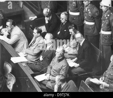 Principaux accusés comme criminels de guerre du régime nazi sont entourés par la police militaire au procès de Nuremberg en 1946. Première rangée de gauche ci-dessous : Hermann Göring, Rudolf Hess, Joachim von Ribbentrop, Wilhelm Keitel. Deuxième rangée de gauche ci-dessus : Karl Dönitz, Erich Raeder, Baldur von Schirach, Fritz Sauckel. Photo : Yevgeny Khaldei Banque D'Images