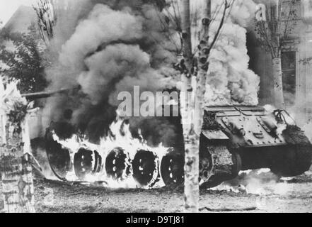 La propagande nazie! Sur le dos de l'image se lit: 'Destroyed! Un lourd char soviétique a été frappé et est en flammes. Quelques secondes plus tard, les munitions explosent, déchirant la colique.' Image du Front de l'est, 2 décembre 1944. L'attaque contre l'Union soviétique par le Reich allemand a été acceptée en juillet 1940 et préparée comme l'« opération Barbarossa » depuis décembre 1940. Le 22 juin 1941, l'invasion de la Wehrmacht allemande a commencé. Fotoarchiv für Zeitgeschichte Banque D'Images