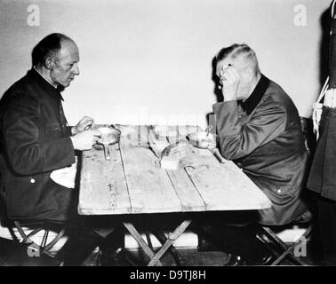 Wilhelm Keitel (r), la tête du Commandement suprême de la Wehrmacht (OKW), et Ernst Kaltenbrunner (l), chef de l'Office principal de la sécurité du Reich et président de l'Interpol, - deux des principaux criminels de guerre nazis jugés à Nuremberg dans le cadre du Tribunal Militaire International - manger de la soupe et du pain dans une prison à Nuremberg, Allemagne, en 1946. Les deux ont été reconnus coupables et condamnés à mort. Photo : Yevgeny Khaldei Banque D'Images