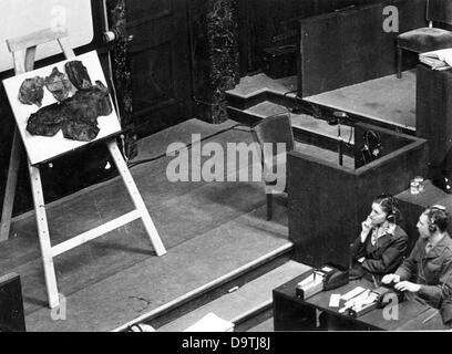 Un abat-jour faits de peau humaine est présenté comme élément de preuve pour les crimes du national-socialisme pendant le procès de Nuremberg à Nuremberg de 1946 à la Cour de Justice Militaire International. Photo : Yevgeny Khaldei Banque D'Images