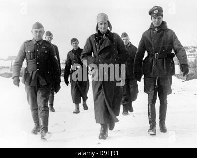 La Propagande nazie ! Sur l'arrière de l'image se lit comme suit : 'Trois champions olympiques- trois combattants au don. Au cours de la bataille de la défense sur la rivière Don, les trois champions olympiques ont rencontré sur le poste de commandement : le cheval-cavalier, le lanceur de javelot, et le bar parallèle gymnaste (Croix de Chevalier Colonel au porteur Freiherr von Oppeln, Lieutenant Stöck, et le caporal Steffens). Dans l'happy hour de la réunification, de vieux souvenirs de victoires sport glamour refont surface, et tout est oublié pour un court laps de temps ; c'est quand ils ne sont que des camarades de sport (r-l Stock, c. Oppeln, Steffens)." de l'image Banque D'Images