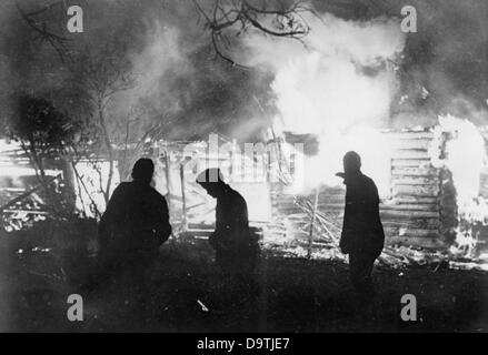 La propagande nazie! Au dos de l'image se lit: "Les balises indiquent le retrait - beaucoup de villages et de communautés que les hordes soviétiques fuyantes ont mis le feu dans leur vandalisme." Image du Front de l'est, 12 novembre 1941. L'attaque contre l'Union soviétique par le Reich allemand a été acceptée en juillet 1940 et préparée comme l'« opération Barbarossa » depuis décembre 1940. Le 22 juin 1941, l'invasion de la Wehrmacht allemande commence. Fotoarchiv für Zeitgeschichte Banque D'Images