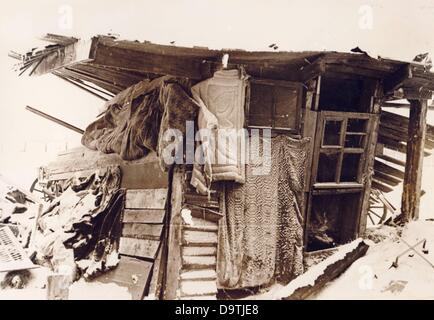 La propagande nazie! Au dos de l'image se lit: «Un logement déchiqueté d'un travailleur d'une usine à Leningrad, qui vit en dehors de la ville. Une image de l'atmosphère des paradies des ouvriers et des agriculteurs. » Une image du Front de l'est/Russie, 27 janvier 1942. Fotoarchiv für Zeitgeschichte Banque D'Images