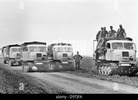 La Propagande nazie ! Sur l'arrière de l'image se lit comme suit : "Nouveaux types de tracteurs pour le Front de l'Est. L'industrie à la maison a adapté sa production aux conditions sur les rues soviétique fondé sur des expériences faites jusqu'ici. Ces nouveaux tracteurs costumized 'ORIENT', comme nos soldats les appeler, dispose d'une grande garde au sol. La boue et la boue ne peut pas l'arrêter." Droit du Front de l'Est, 15 juin 1943. L'attaque de la Russie par le Reich a été adoptée en juillet 1940 et préparé comme l'opération "Barbarossa" depuis décembre 1940. Le 22 juin 1941, l'invasion par la Wehrmacht allemande a commencé. Photo : Berliner Banque D'Images