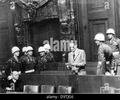 Rudolf Hess, un des principaux accusés comme criminel de guerre du régime nazi, lit à voix haute un document à la Cour de justice militaire international de Nuremberg en 1946. Photo : Yevgeny Khaldei Banque D'Images