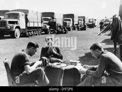 La propagande nazie! Au dos de l'image se lit: 'Une colonne motorisée pendant une pause de mars. Le soleil de printemps chaud aide à oublier les tempêtes de neige, qui ont fait rage il y a peu de temps. » Image du Front de l'est, 4 mai 1944. L'attaque contre l'Union soviétique par le Reich allemand a été acceptée en juillet 1940 et préparée comme l'« opération Barbarossa » depuis décembre 1940. Le 22 juin 1941, l'invasion par l'allemand Wehrmacht ebgan. Fotoarchiv für Zeitgeschichte Banque D'Images