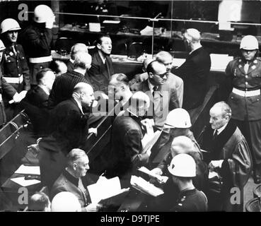 La police militaire sont représentés autour de l'audience des premiers défendeurs au procès de Nuremberg dans le cadre du Tribunal militaire international contre les grands criminels de guerre de la Seconde Guerre mondiale à Nuremberg, Allemagne, en 1946. Photo : Yevgeny Khaldei Banque D'Images