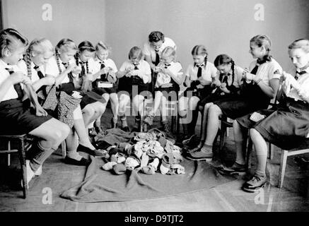 Les filles, portant un uniforme de la Ligue allemande des filles (BDM), se trouvent dans un camp du Programme d'évacuation des enfants, en novembre 1943. Fotoarchiv für Zeitgeschichte Banque D'Images