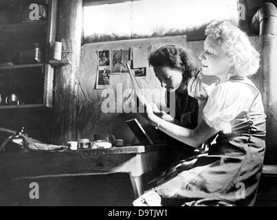 Les femmes se maquiller pour leur perfomance dans un théâtre avant sur le front de l'Est, publié le 9 janvier 1943. La Propagande nazie ! Sur l'arrière de l'image se lit comme suit : 'Front Theatre ! De poudre et de maquillage, ces artistes ont déménagé dans un bunker près de la rivière Volkhov. Même si ce n'est pas une salle de théâtre, la préparation de la performance doivent être soigneusement réalisés. Sur les murs, les images de la femme et de brides des soldats sont sur la photo. Un bunker Volkhov !" Photo : Berliner Veralg/Archiv Banque D'Images