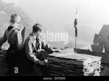 Les garçons, portant un uniforme de la Jeunesse allemande, profitent de la vue sur le Rhin depuis l'auberge de jeunesse Burg Stahleck près de Bacharach, en mai 1938. Fotoarchiv für Zeitgeschichte Banque D'Images