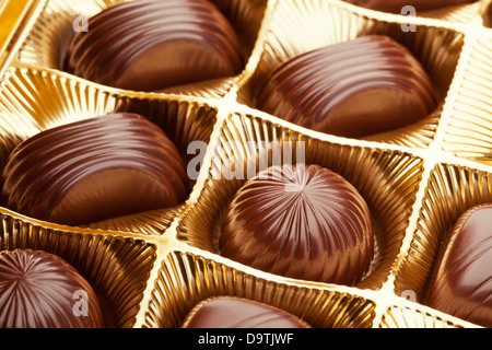 Délicieux chocolat pralines dans la boîte en or Banque D'Images