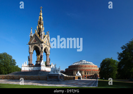 L'Albert Memorial avec le Royal Albert Hall en arrière-plan, les jardins de Kensington, London, England, UK Banque D'Images