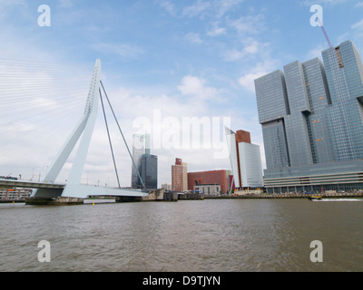 L'architecture contemporaine à Rotterdam aux Pays-Bas vu de la rivière Maas, à la recherche du Sud. Banque D'Images