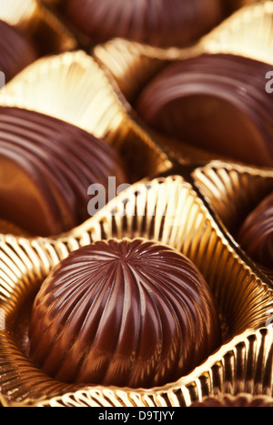 Délicieux chocolat pralines dans la boîte en or Banque D'Images