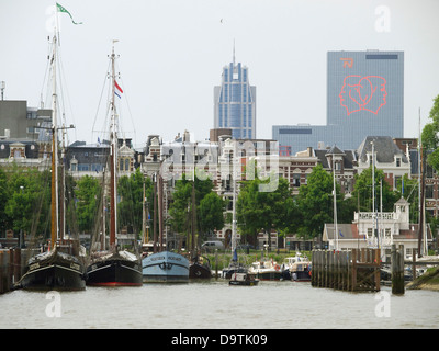 Bateaux et yachts à voile Vintage dans le centre-ville de Rotterdam, Pays-Bas Banque D'Images