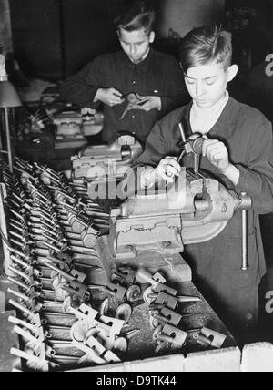 Les jeunes garçons Hitler produisent des jouets pour les enfants soldats pour la jeunesse d'Hitler en temps de guerre, en novembre 1942, dans une usine de Siemens & Halske-Werke. Photo : Berliner Veralg/Archiv Banque D'Images