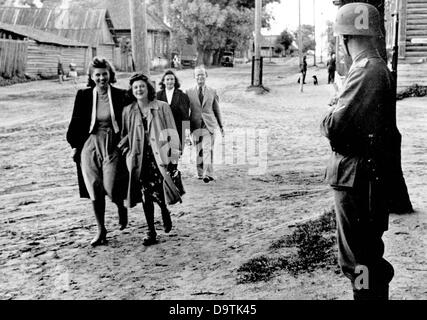 Les visiteurs d'une 'force par la joie" groupe d'artistes sont représentés sur le front de l'Est, publié le 29 juillet 1942. La Propagande nazie ! Sur l'arrière de l'image se lit comme suit : "à l'étonnement de la poste. Les Européens dans le village ! Ils sont membres de la force par la joie goup artiste au cours de la soirée vous pourrez vous promener dans le village, où ils - à quelques kilomètres derrière la ligne de front - a donné une représentation sensationnelle pour nos soldats." L'attaque de la Russie par le Reich a été adoptée en juillet 1940 et préparé depuis décembre 1940 sous le nom de l'opération "Barbarossa". Le 22 juin 1941, l'en Banque D'Images
