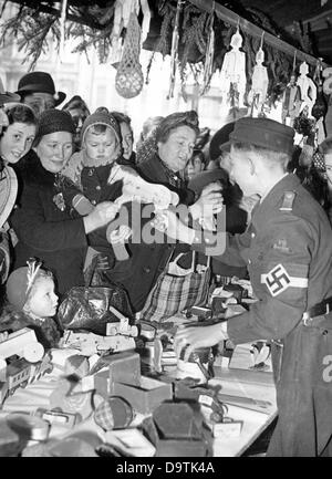 Les jeunes garçons et filles d'Hitler vendent des jouets faits par eux-mêmes sur un marché de Noël de la Jeunesse d'Hitler, en décembre 1943, à Berlin. Fotoarchiv für Zeitgeschichte Banque D'Images