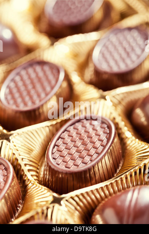 Délicieux chocolat pralines dans la boîte en or Banque D'Images