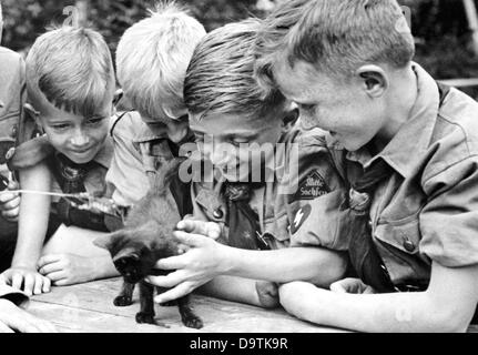 Les garçons, portant l'uniforme de la Jeunesse allemande, apprécient leur séjour dans une auberge de jeunesse dans la ville saxonne d'Affalter, en juillet 1937. Fotoarchiv für Zeitgeschichte Banque D'Images