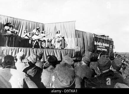 Les soldats sont illustrés au cours de l'exécution d'un des groupes de théâtre avant dans le Caucase, publié le 26 octobre 1942. La Propagande nazie ! Sur l'arrière de l'image se lit comme suit : "troupe de théâtre Reich sur le front du Caucase. Quelques kilomètres derrière la ligne de front, le membre d'un front allemand theatre performance donner à nos soldats afin qu'ils puissent se détendre et se divertir après des jours de combat lourd." L'attaque de la Russie par le Reich a été adoptée en juillet 1940 et préparé depuis décembre 1940 sous le nom de l'opération "Barbarossa". Le 22 juillet 1941, l'invasion de l'Union soviétique par la Wehrmacht allemande s Banque D'Images