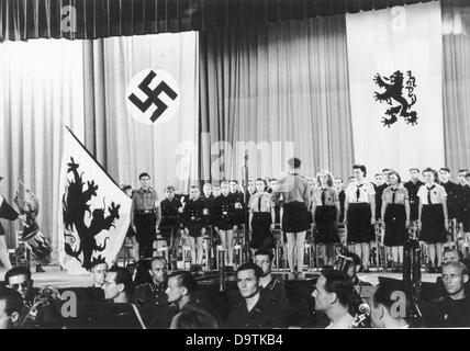 Le chœur de la Jeunesse flamande hitlérienne et de la Ligue des filles allemandes chante lors de la cérémonie de la fête nationale flamande du 11 juillet 1944. Fotoarchiv für Zeitgeschichte Banque D'Images