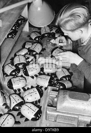 Les jeunes garçons d'Hitler produisent des jouets pour Noël, en novembre 1942, dans une usine d'armement, pour le service de guerre de la Jeunesse d'Hitler. Fotoarchiv für Zeitgeschichte Banque D'Images