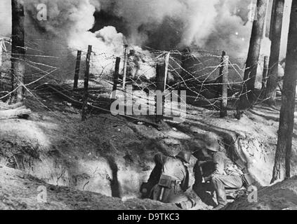 Membres de la Wehrmacht allemande au Front de l'est en novembre 1941. La propagande nazie! Au dos de l'image est daté du 17 novembre 1941: 'Sur le front est. Une opération de patrouille de combat est prévue. Les pionniers ont mis des munitions pour briser un chemin dans le fil emmêlement. Leur travail est couvert de la vue de l'ennemi avec des bougies de fumée.' Fotoarchiv für Zeitgeschichte Banque D'Images