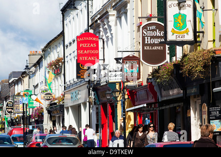 Une rue animée avec des piétons à marcher le long des immeubles de détail;Killarney County Kerry ireland Banque D'Images