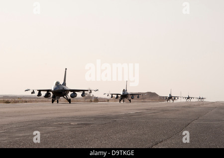 F-16 Fighting Falcon de la Colorado Air National Guard arrive à une base d'entraînement dans le Nord de la Jordanie dans le cadre de l'exercice lion avide. Désireux Lion est un commandement central des États-Unis-dirigé sur le thème de la guerre irrégulière, l'accent sur l'exercice des missions S Banque D'Images