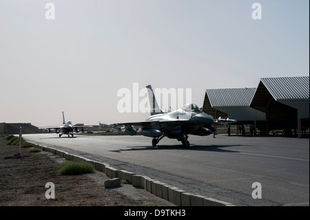 F-16 Fighting Falcon de la Colorado Air National Guard arrive à une base d'entraînement dans le Nord de la Jordanie dans le cadre de l'exercice lion avide. Désireux Lion est un commandement central des États-Unis-dirigé sur le thème de la guerre irrégulière, l'accent sur l'exercice des missions S Banque D'Images