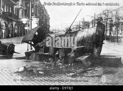 Révolution allemande 1918/1919: Des barricades de rue sont photographiées dans Petersburger Strasse/Frankfurter Allee à Berlin, Allemagne, pendant les combats de rue début janvier 1919. Fotoarchiv für Zeitgeschichte Banque D'Images