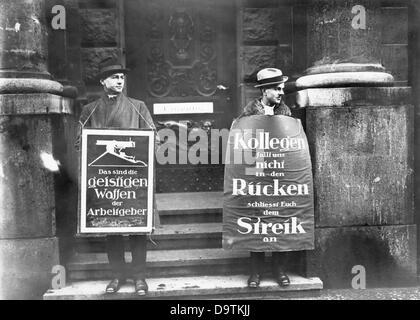 Les travailleurs en grève appellent leurs collègues à se joindre à leur grève avec des slogans tels que « collègues, ne nous poignardez pas le dos, rejoignez la grève ». Date et lieu inconnus. Fotoarchiv für Zeitgeschichte Banque D'Images