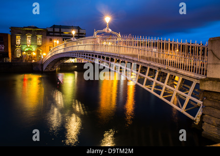 Ha'penny Bridge sur la rivière Liffey à Dublin, Irlande la nuit Banque D'Images