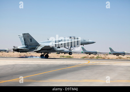 Une aire marine de F-18 Hornet terres à la base d'entraînement dans le Nord de la Jordanie dans le cadre de l'exercice lion avide. Les jets Marine jouera "agresseurs" au cours des manœuvres qui ont lieu ici, dans le cadre de la formation continue effectuée entre les Américains et Jo Banque D'Images