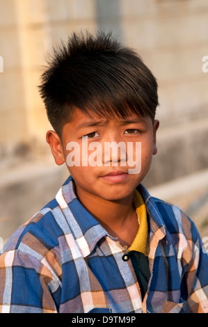 Jeune garçon ethnie Intha regarde la caméra shan du Myanmar (Birmanie) Banque D'Images